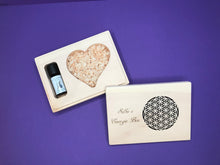 Lade das Bild in den Galerie-Viewer, Zirben-Energie Box mit Lebensblume / Liebevolle Handarbeit