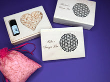 Lade das Bild in den Galerie-Viewer, Zirben-Energie Box mit Lebensblume / Liebevolle Handarbeit