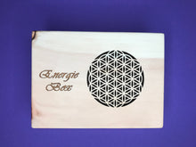Lade das Bild in den Galerie-Viewer, Zirben-Energie Box mit Lebensblume / Liebevolle Handarbeit