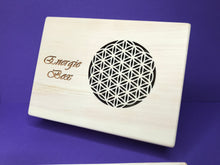 Lade das Bild in den Galerie-Viewer, Zirben-Energie Box mit Lebensblume / Liebevolle Handarbeit